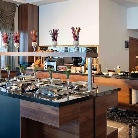Peony Palace & Wellness ホテル 4*