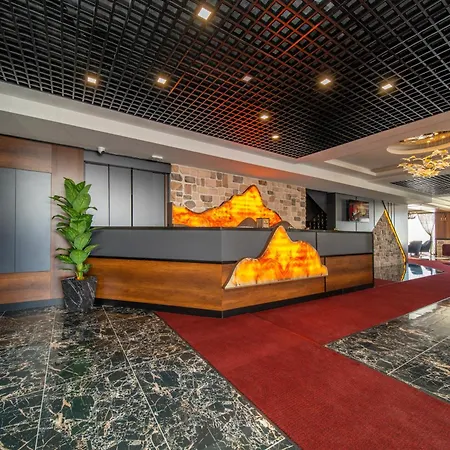 Peony Palace & Wellness ホテル 4*